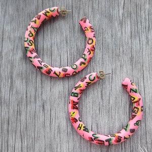 Brincos de argola rosa quente rosa grandes brincos grandes argolas letras engraçadas brincos de argola funky declaração aros vintage 90s discoteca 90s moda