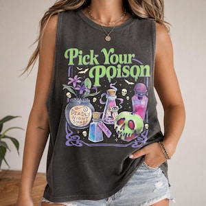 Puede incluir: Una camiseta sin mangas de color gris carbón con un estampado gráfico que incluye el texto Pick Your Poison. El diseño muestra una planta en maceta etiquetada como Deadly Night Shade, varios frascos de pociones, una manzana con forma de calavera, calaveras pequeñas y murciélagos.