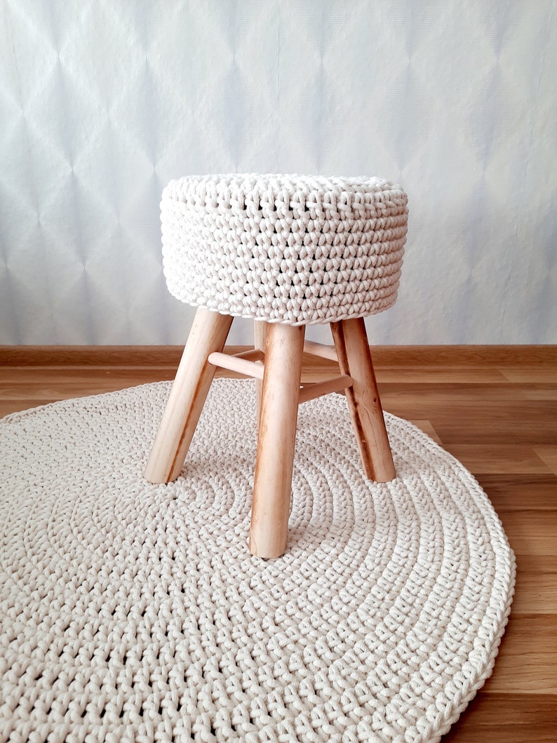 Round Stool Wooden Cover Crocheted in Various Colors Washable Handmade imagen 3