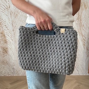 Gehäkelte Crossbody Tasche in Grau, Häkeltasche, Stilvolle kleine Handtasche für jeden Anlass, Geschenk für Frau, benutzerdefinierte Einkaufstasche, handgemachte Tasche, gehäkelte Tasche