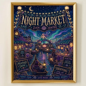 Puede incluir: Un p&oacute;ster enmarcado con las palabras "Night Market" y una ilustraci&oacute;n de sirena, exhibido sobre una repisa blanca. Dos candelabros dorados con velas encendidas est&aacute;n a la izquierda. Un reloj, una c&uacute;pula de cristal y otras decoraciones completan la escena.