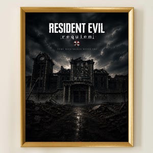 Op de afbeelding: Een ingelijste poster met de tekst "RESIDENT EVIL REQUIEM" hangt boven een witte schoorsteenmantel. Twee brandende gouden kandelaars flankeren de poster. Een klok, glazen stolp en decoratieve items staan op de schoorsteenmantel.