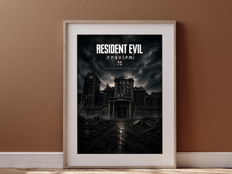 Op de afbeelding: Ingelijste Resident Evil: Requiem poster. De afbeelding toont een donkere, dramatische sc&egrave;ne van een vervallen gebouw onder een stormachtige hemel. De titel staat bovenaan. De poster zit in een houten lijst.