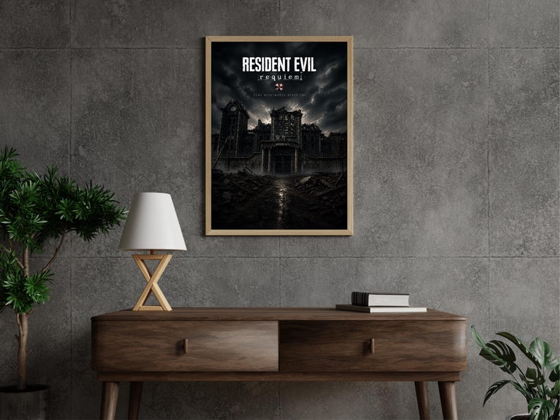Op de afbeelding: Een ingelijste poster met de titel "RESIDENT EVIL: Requiem" tegen een donkere, stormachtige achtergrond. Het kunstwerk toont een vervallen gebouw. De poster wordt weergegeven op een houten console met een lamp en groen.