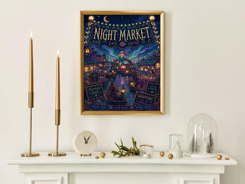 Puede incluir: Un p&oacute;ster enmarcado con las palabras "Night Market" y una ilustraci&oacute;n de sirena, exhibido sobre una repisa blanca. Dos candelabros dorados con velas encendidas est&aacute;n a la izquierda. Un reloj, una c&uacute;pula de cristal y otras decoraciones completan la escena.