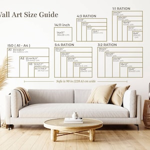 Op de afbeelding: Een wandschilderij-maattabel met afmetingen in centimeters. De gids bevat ISO (A1-A4), 14:11 inch, 4:3, 5:4, 3:2 en 1:1 verhoudingen. De tekst "Sofa is 90 in (228.6) cm wide" is ook opgenomen. De afbeelding is in een woonkamer.