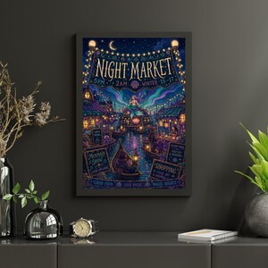 Puede incluir: P&oacute;ster enmarcado con una vibrante ilustraci&oacute;n de un mercado nocturno. La obra presenta un canal con barcos, edificios y luces de cadena bajo un cielo estrellado. El texto en el p&oacute;ster dice "Night Market" y detalles del evento.
