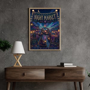 Puede incluir: Un p&oacute;ster enmarcado con una escena de mercado nocturno, con un canal con botes, edificios y luces. El p&oacute;ster tiene las palabras "Night Market" y la hora "5PM - 2AM". El p&oacute;ster est&aacute; colgado sobre una consola de madera.