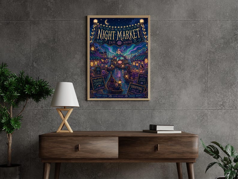 Puede incluir: Un p&oacute;ster enmarcado con una escena de mercado nocturno, con un canal con botes, edificios y luces. El p&oacute;ster tiene las palabras "Night Market" y la hora "5PM - 2AM". El p&oacute;ster est&aacute; colgado sobre una consola de madera.