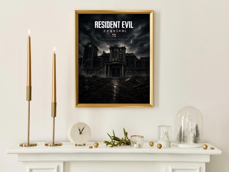 Op de afbeelding: Een ingelijste poster met de tekst "RESIDENT EVIL REQUIEM" hangt boven een witte schoorsteenmantel. Twee brandende gouden kandelaars flankeren de poster. Een klok, glazen stolp en decoratieve items staan op de schoorsteenmantel.
