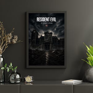 Op de afbeelding: Ingelijste Resident Evil: Requiem poster. Het kunstwerk toont een donkere, onheilspellende sc&egrave;ne van een vervallen gebouw onder een stormachtige hemel. De titel staat in vette witte letters. De poster wordt gepresenteerd op een donkergrijze ondergrond met decoratieve vazen en een horloge.