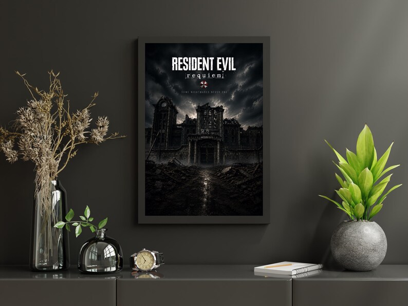 Op de afbeelding: Ingelijste Resident Evil: Requiem poster. Het kunstwerk toont een donkere, onheilspellende sc&egrave;ne van een vervallen gebouw onder een stormachtige hemel. De titel staat in vette witte letters. De poster wordt gepresenteerd op een donkergrijze ondergrond met decoratieve vazen en een horloge.