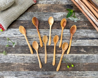 Cuchara de madera pequeña tallada a mano, cucharilla de madera natural de 15 cm, cuchara para mezclar durante la dentición infantil, utensilios de cocina de madera hechos a mano.