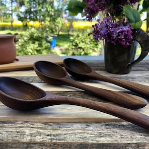 Handgesneden donkerbruin walnoothouten kooklepels, eco-keukenopscheplepel, duurzaam houten keukengerei, duurzame houten gadgets