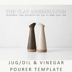 Könnte beinhalten: Zwei konische Keramikgießer, einer dunkelbraun und einer gesprenkelt cremefarben, mit engem Hals und schrägem Ausguss. Der Text lautet: THE CLAY ASSEMBLY.COM Printable clay projects for you to make your own JUG/OIL & VINEGAR POURER TEMPLATE.