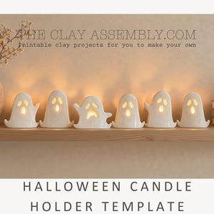Può includere: Sei portacandele in ceramica bianca a forma di fantasma con occhi e bocche ritagliati, illuminati dall'interno da una luce calda. Il testo THE CLAY ASSEMBLY.COM e HALLOWEEN CANDLE HOLDER TEMPLATE è visibile nell'immagine.