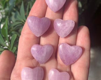 Cuore di Kunzite, una mini incisione di Kunzite, pietra tascabile lucidata, cabochon a fondo piatto, ciondolo per gioielli,