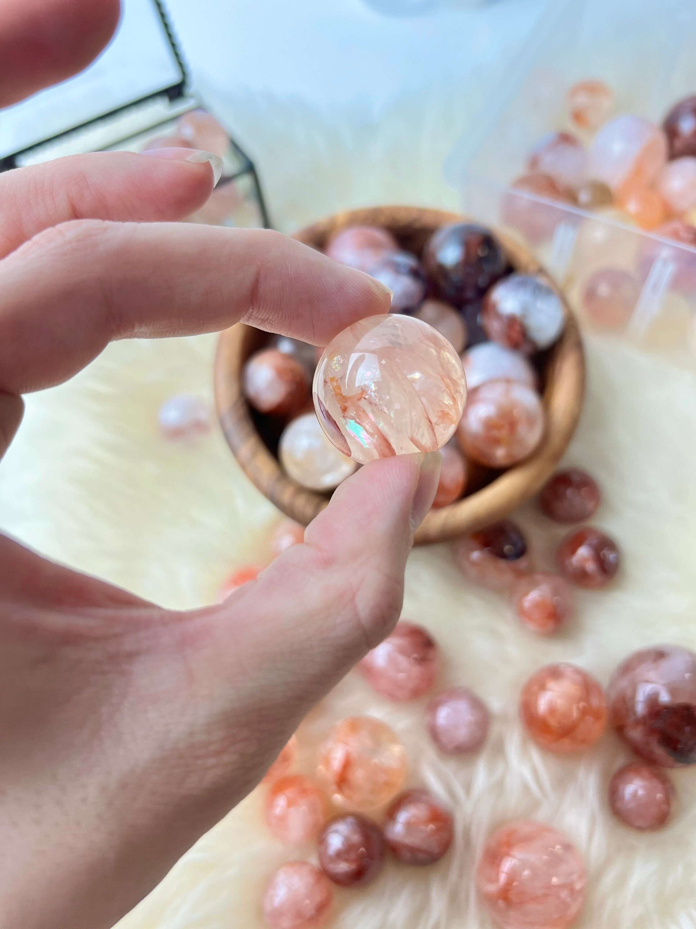 ミニファイアークォーツスフィア：赤鉄含有ヘマトイドクリスタル