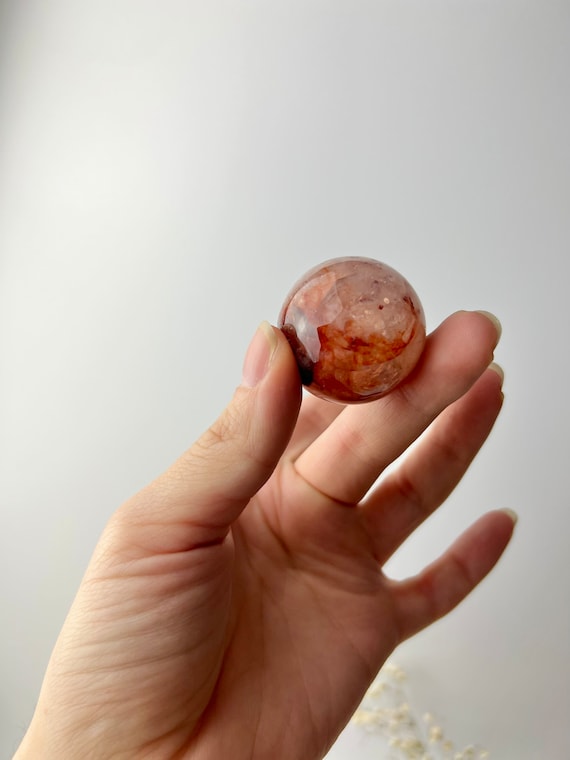 ミニファイアークォーツスフィア：赤鉄含有ヘマトイドクリスタル