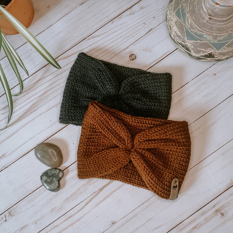 Peut inclure: Deux bandeaux en tricot, l'un brun et l'autre vert fonc&eacute;, avec un design nou&eacute;. Les bandeaux sont sur une surface en bois clair.