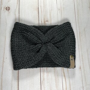 Peut inclure: Un bandeau en tricot gris fonc&eacute; avec une &eacute;tiquette en cuir marron sur laquelle est inscrit "Z".
