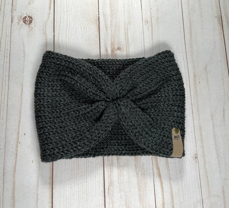 Peut inclure: Un bandeau en tricot gris fonc&eacute; avec une &eacute;tiquette en cuir marron sur laquelle est inscrit "Z".