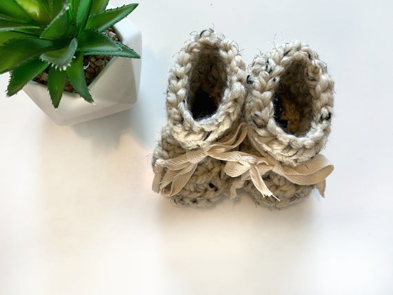 BABY BOOTIES // Baby Slippers, Crochet baby boots, Socks, slippers, baby shoes, infant booties, handmade booties, baby booties knitted,