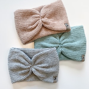 Peut inclure: Trois bandeaux en tricot de diff&eacute;rentes couleurs&nbsp;: marron clair, bleu clair et gris. Chaque bandeau est dot&eacute; d&rsquo;une petite &eacute;tiquette en cuir marron avec un logo d&rsquo;&eacute;lan.