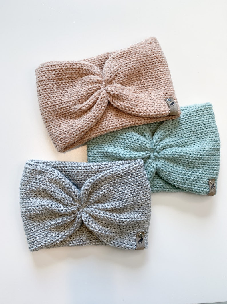 Peut inclure: Trois bandeaux en tricot de diff&eacute;rentes couleurs&nbsp;: marron clair, bleu clair et gris. Chaque bandeau est dot&eacute; d&rsquo;une petite &eacute;tiquette en cuir marron avec un logo d&rsquo;&eacute;lan.