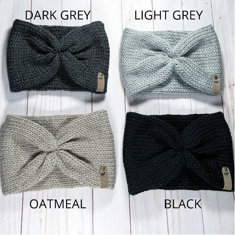 Peut inclure: Quatre bandeaux en tricot de diff&eacute;rentes couleurs&nbsp;: gris fonc&eacute;, gris clair, avoine et noir. Chaque bandeau est dot&eacute; d&rsquo;une petite &eacute;tiquette en cuir avec la lettre &laquo;&nbsp;F&nbsp;&raquo; dessus.
