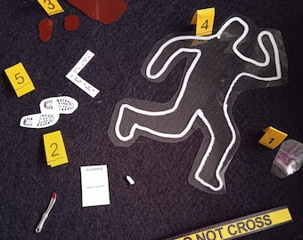 Puede incluir: Un conjunto de investigación de la escena del crimen con un contorno de tiza de una persona, marcadores de evidencia amarillos, una mancha roja, un cuchillo, un par de huellas y una cinta amarilla de la escena del crimen que dice "CRIME SCENE DO NOT CROSS".