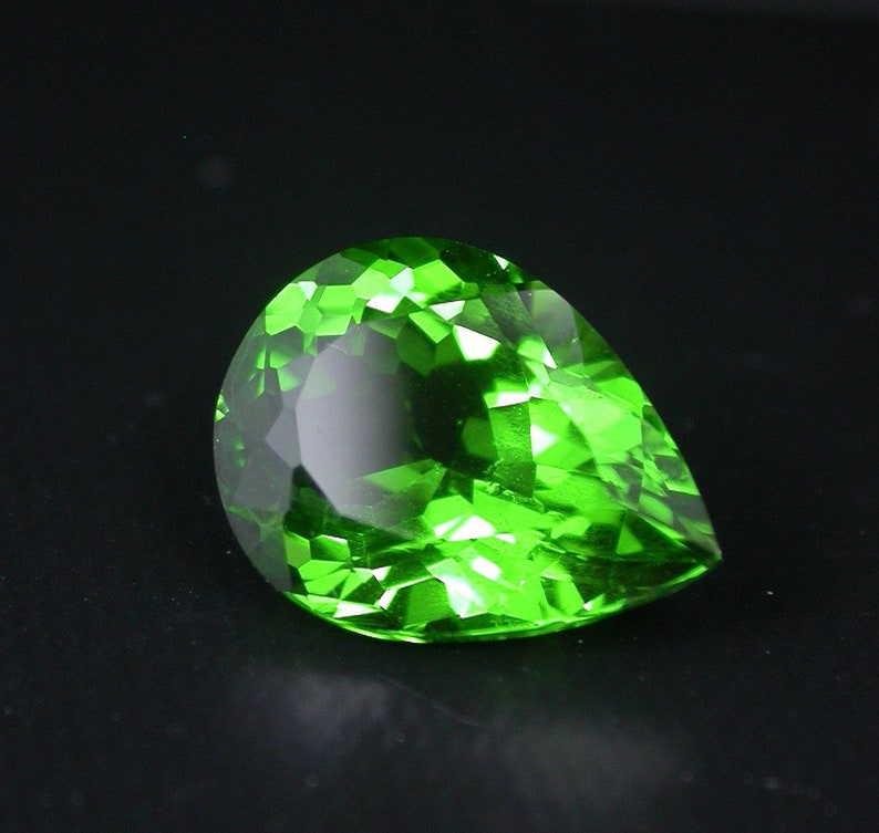 Green tsavorite garnet loose gemstone. 9 x 7 mm