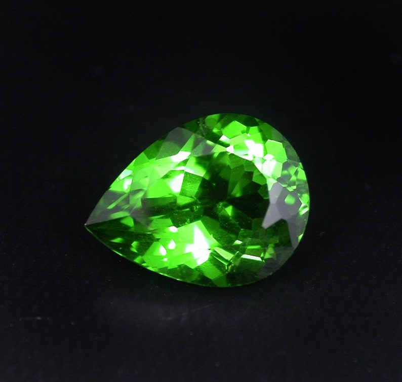 Green tsavorite garnet loose gemstone. 9 x 7 mm