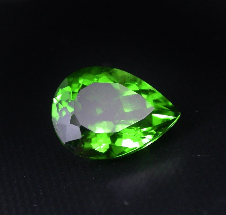 Green tsavorite garnet loose gemstone. 9 x 7 mm