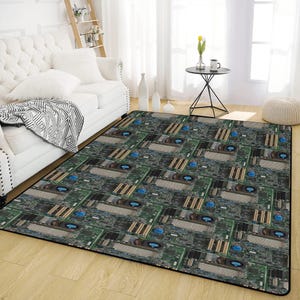 Könnte beinhalten: Ein rechteckiger Teppich mit einem sich wiederholenden Muster aus Computerplatinen in Grün, Blau und Braun. Der Teppich hat einen schwarzen Rand und liegt auf einem Holzboden in einem Wohnzimmer.