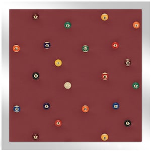 Op de afbeelding: Een vierkant wandbord met een getextureerd donkerrood oppervlak. Het bord is versierd met een verspreide opstelling van diverse genummerde biljartballen, waaronder effen en gestreepte ontwerpen, die over het gehele paneel zijn bevestigd.