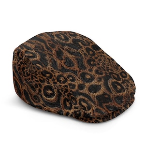 Puede incluir: Gorra plana con estampado de leopardo marrón y negro. La gorra tiene una forma clásica y redondeada con una visera corta. El estampado animal es detallado y cubre toda la superficie de la gorra.
