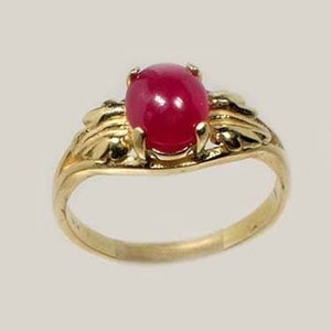 Peut inclure: Une bague en or avec une pierre précieuse rouge sertie dans un délicat motif floral.