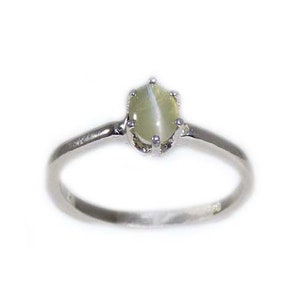 Green Cats Eye Ring, Ancient Persian Amulet, Chrysoberyl Cats Eye Gemstone, Vintage Gemstone, Evil Eye Protection Gem, Natural Gemstone, Sterling Silver Ring Size 7, Sharply Defined Feline Eye, Timeless Treasure Jewelry Gift.
