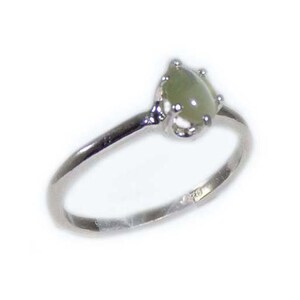 Green Cats Eye Ring, Ancient Persian Amulet, Chrysoberyl Cats Eye Gemstone, Vintage Gemstone, Evil Eye Protection Gem, Natural Gemstone, Sterling Silver Ring Size 7, Sharply Defined Feline Eye, Timeless Treasure Jewelry Gift.