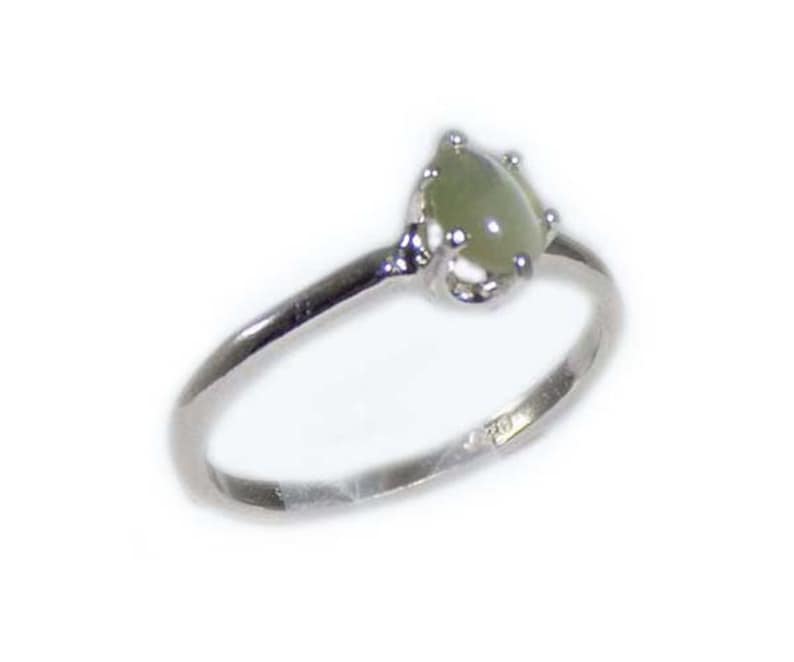 Green Cats Eye Ring, Ancient Persian Amulet, Chrysoberyl Cats Eye Gemstone, Vintage Gemstone, Evil Eye Protection Gem, Natural Gemstone, Sterling Silver Ring Size 7, Sharply Defined Feline Eye, Timeless Treasure Jewelry Gift.