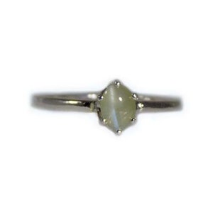 Green Cats Eye Ring, Ancient Persian Amulet, Chrysoberyl Cats Eye Gemstone, Vintage Gemstone, Evil Eye Protection Gem, Natural Gemstone, Sterling Silver Ring Size 7, Sharply Defined Feline Eye, Timeless Treasure Jewelry Gift.