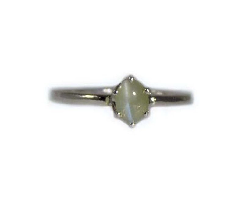 Green Cats Eye Ring, Ancient Persian Amulet, Chrysoberyl Cats Eye Gemstone, Vintage Gemstone, Evil Eye Protection Gem, Natural Gemstone, Sterling Silver Ring Size 7, Sharply Defined Feline Eye, Timeless Treasure Jewelry Gift.