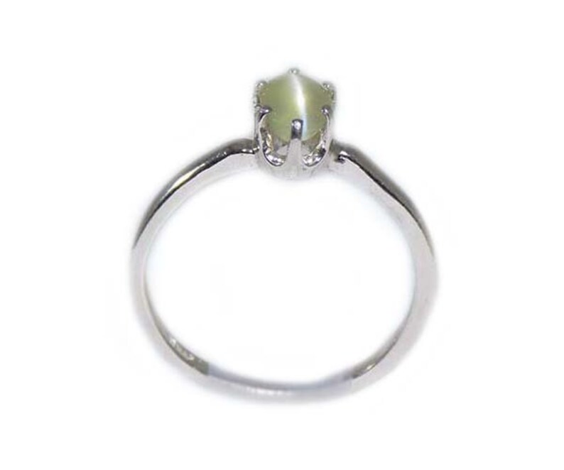 Green Cats Eye Ring, Ancient Persian Amulet, Chrysoberyl Cats Eye Gemstone, Vintage Gemstone, Evil Eye Protection Gem, Natural Gemstone, Sterling Silver Ring Size 7, Sharply Defined Feline Eye, Timeless Treasure Jewelry Gift.
