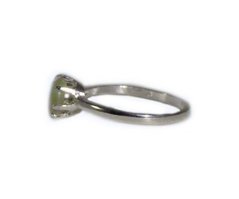 Green Cats Eye Ring, Ancient Persian Amulet, Chrysoberyl Cats Eye Gemstone, Vintage Gemstone, Evil Eye Protection Gem, Natural Gemstone, Sterling Silver Ring Size 7, Sharply Defined Feline Eye, Timeless Treasure Jewelry Gift.