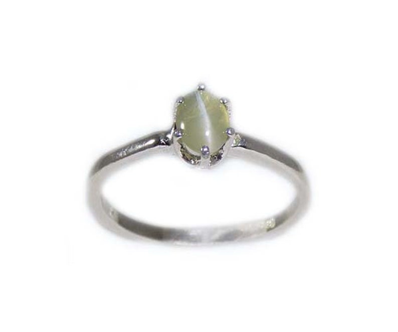 Green Cats Eye Ring, Ancient Persian Amulet, Chrysoberyl Cats Eye Gemstone, Vintage Gemstone, Evil Eye Protection Gem, Natural Gemstone, Sterling Silver Ring Size 7, Sharply Defined Feline Eye, Timeless Treasure Jewelry Gift.