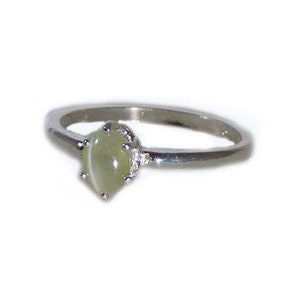 Green Cats Eye Ring, Ancient Persian Amulet, Chrysoberyl Cats Eye Gemstone, Vintage Gemstone, Evil Eye Protection Gem, Natural Gemstone, Sterling Silver Ring Size 7, Sharply Defined Feline Eye, Timeless Treasure Jewelry Gift.