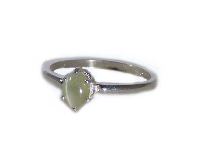 Green Cats Eye Ring, Ancient Persian Amulet, Chrysoberyl Cats Eye Gemstone, Vintage Gemstone, Evil Eye Protection Gem, Natural Gemstone, Sterling Silver Ring Size 7, Sharply Defined Feline Eye, Timeless Treasure Jewelry Gift.