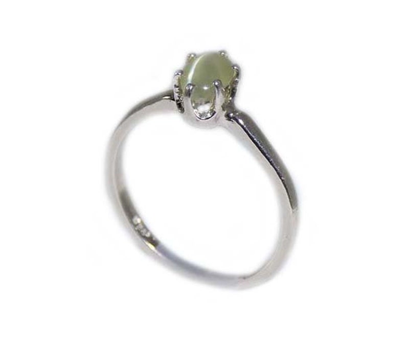Green Cats Eye Ring, Ancient Persian Amulet, Chrysoberyl Cats Eye Gemstone, Vintage Gemstone, Evil Eye Protection Gem, Natural Gemstone, Sterling Silver Ring Size 7, Sharply Defined Feline Eye, Timeless Treasure Jewelry Gift.
