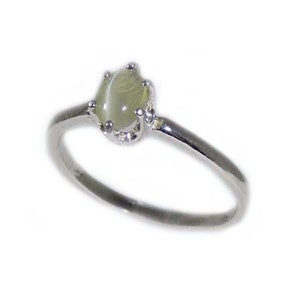 Green Cats Eye Ring, Ancient Persian Amulet, Chrysoberyl Cats Eye Gemstone, Vintage Gemstone, Evil Eye Protection Gem, Natural Gemstone, Sterling Silver Ring Size 7, Sharply Defined Feline Eye, Timeless Treasure Jewelry Gift.